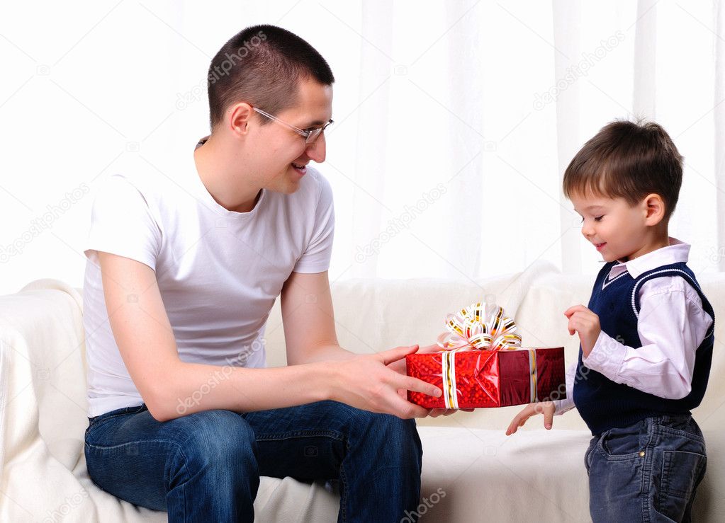 Родители дарят подарки ребенку Родители дарят подарки ребенку