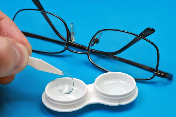 Removing the contact lens from its case