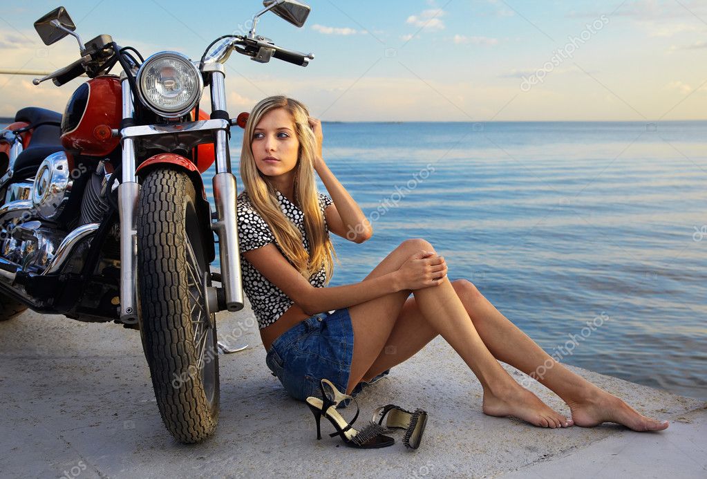  блондинка на мотоцикле

