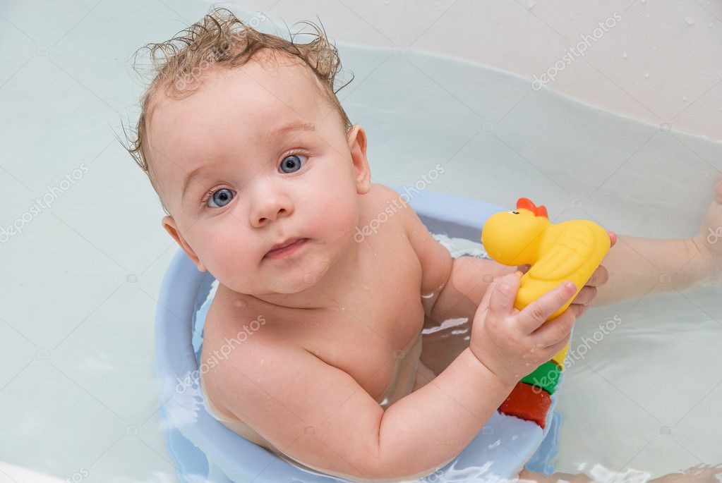 menino de beleza no banho com pato de borracha amarelo — Fotos por olinchuk - depositphotos_3123327-Baby-bay-and-yellow-duck