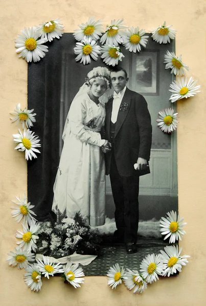 Vintage bridal pair with daisies