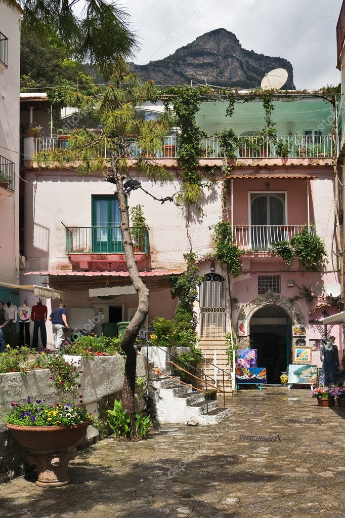 Old house yard, Positano, Italy — Stock Photo © karambol 2708621