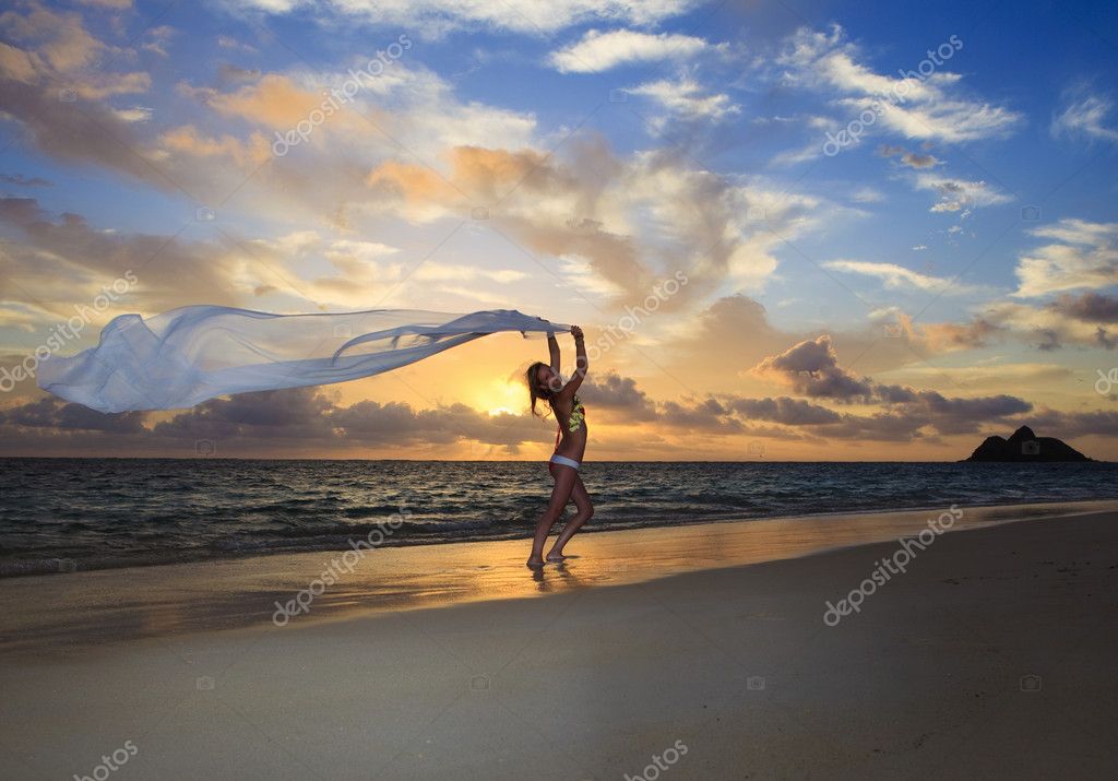 Mujer En Bikini Caminando Por La Playa Fotograf A De Stock Tomasfoto