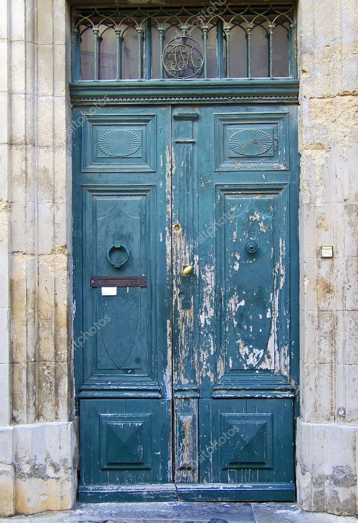 depositphotos_3025999-Old-blue-wooden-door.jpg