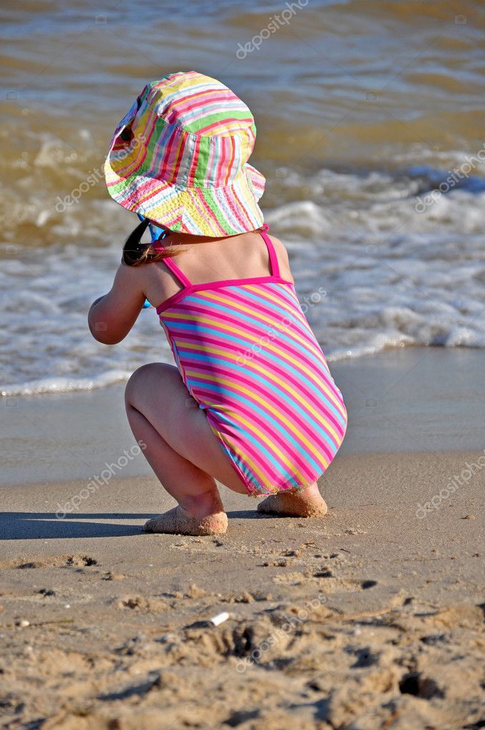 Little toddler girl playing on the beach — Stock Photo © Kyrychenko