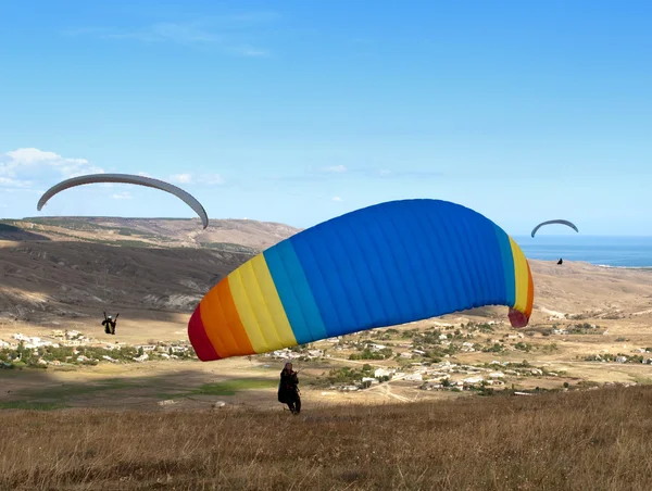 Sportsman paraglider going to fly — Stock Photo, Image