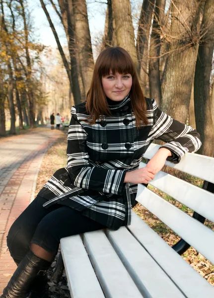 Fiatal lány az őszi parkban Jogdíjmentes Stock Képek