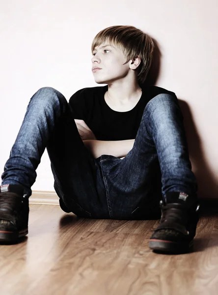 O adolescente perto de uma parede — Fotografia de Stock