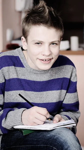 Nastolatek z ołówkiem — Zdjęcie stockowe