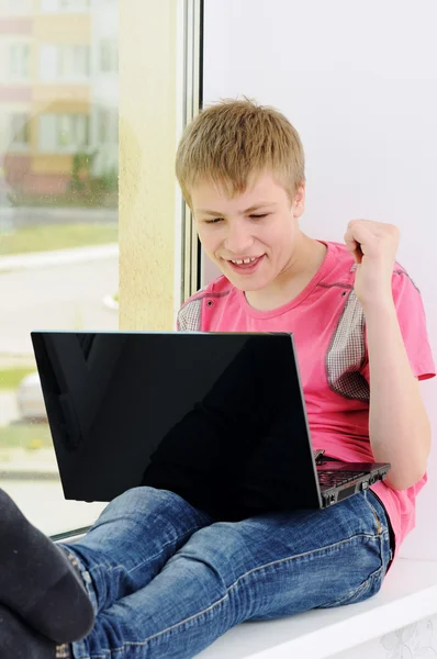 少年用的笔记本电脑 — 图库照片