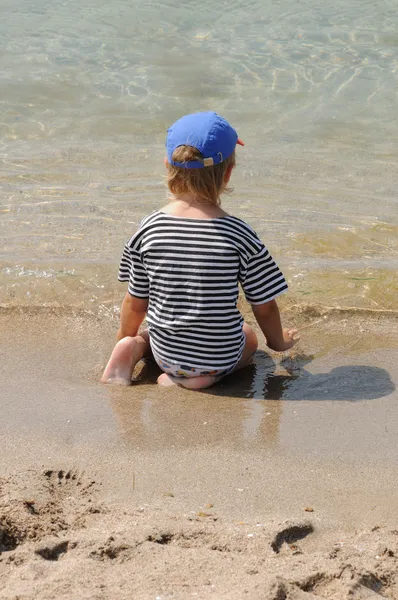 Enfant sur la plage — Photo