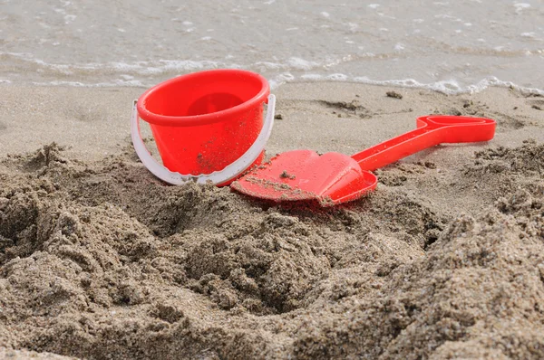 Κουβαδάκι άμμο και φτυάρι — Φωτογραφία Αρχείου