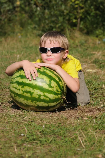 Criança com melancia — Fotografia de Stock