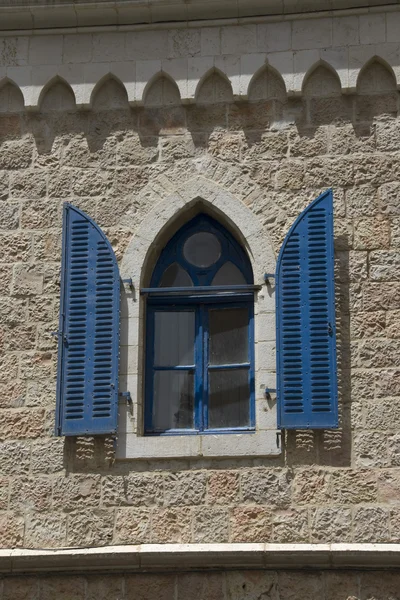 Blaues Fenster in jerusalems Gebäude, israel — Stockfoto