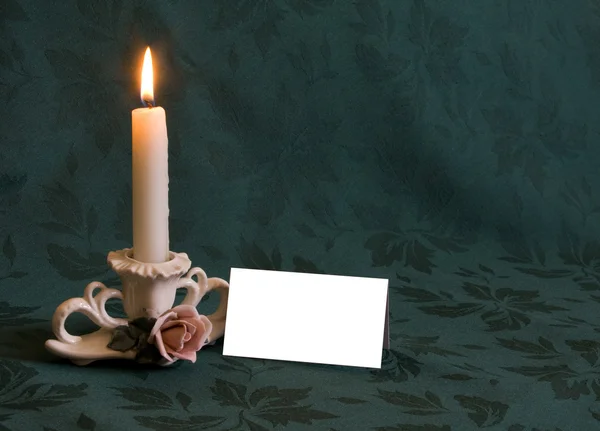 Cartão de nota em branco perto de castiçal de porcelana decorativa — Fotografia de Stock