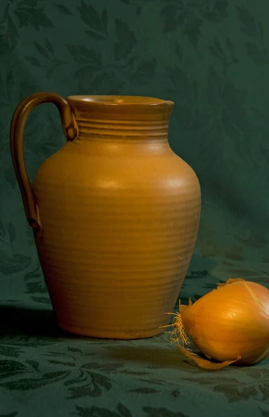 Clay pot and onion — Stock Photo, Image