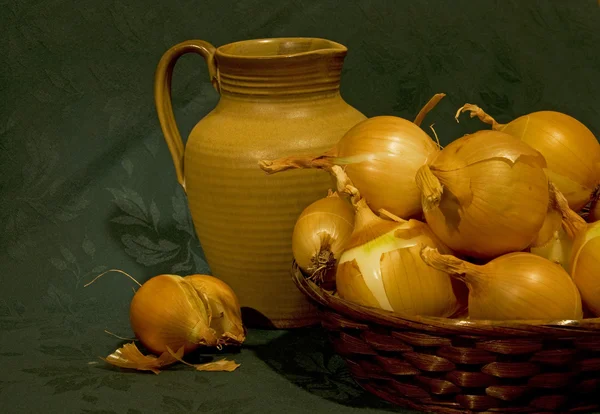 Vintage Still Life com cebolas e jarro de cerâmica — Fotografia de Stock