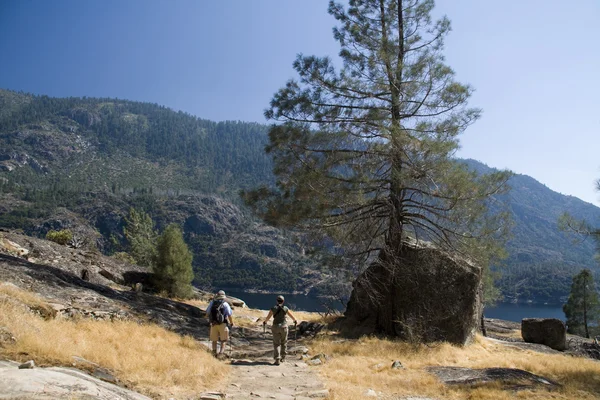 Mature couple hiking near Hetch Hetchy Reservoir, Yosemite California — Stock Photo, Image