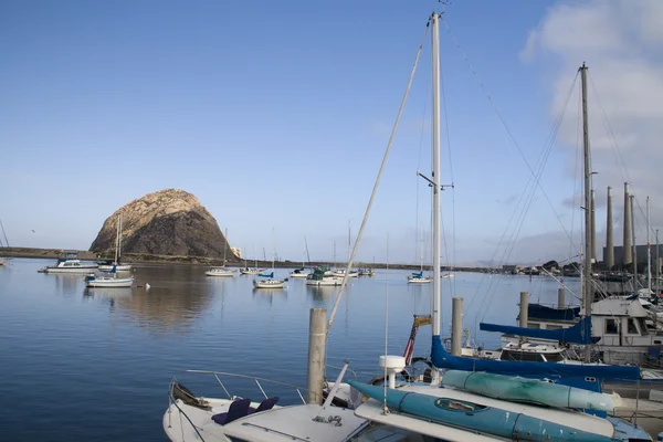 Morro bay rock en jachten — Stockfoto