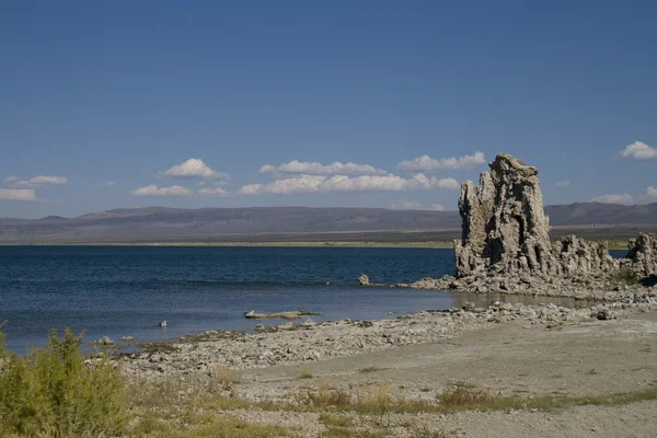 Estruturas de tufa em Mono Lake durante o dia ensolarado na Califórnia, EUA — Fotografia de Stock
