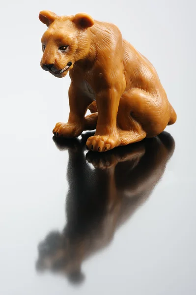 Eine Plastikfigur einer Löwin — Stockfoto