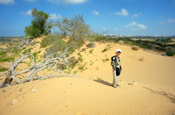 Chłopiec wśród piasku — Zdjęcie stockowe