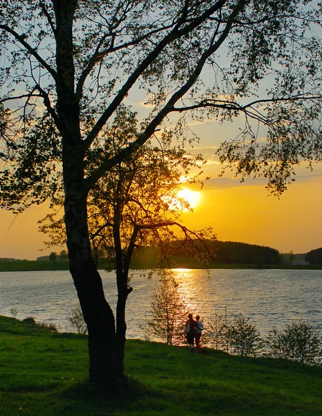 Zonsondergang op het meer — Stockfoto