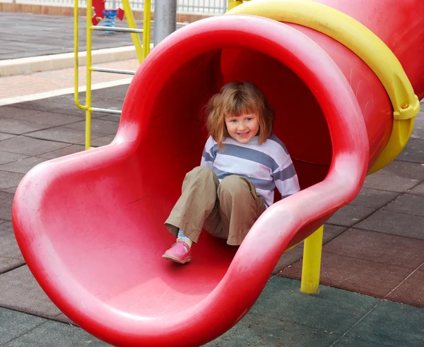 A rapariga no parque infantil — Fotografia de Stock