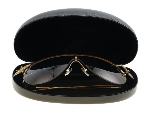 Солнечные очки в футляре, изолированные — стоковое фото