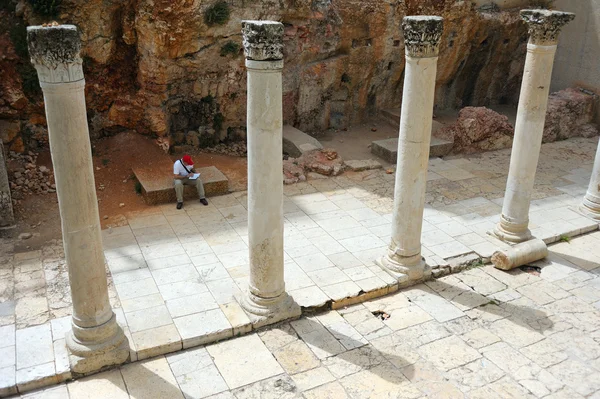 Римськими колонами в Єрусалимі — стокове фото