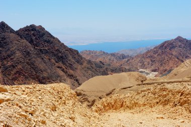 İsrail 'in güneyindeki dağlar, Kızıl Deniz' e kadar.