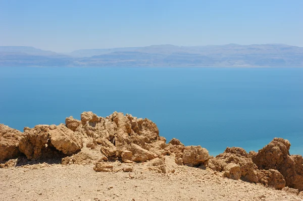 Weergave van de dode zee vanaf de hellingen van de bergen judean. — Stockfoto
