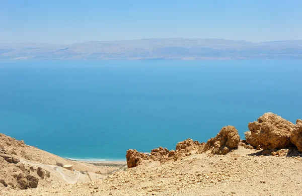 View of the Dead Sea from the slopes of the Judean mountains. — Stock Photo, Image