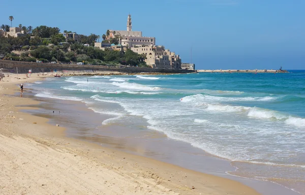 La côte de la mer et la vue sur le vieux Jaffa — Photo