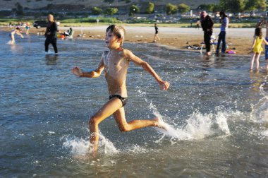 Kinneret Gölü 'nde yüzmek