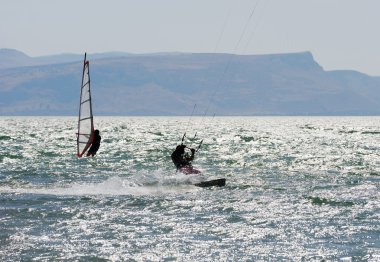 gökyüzü sörfü ve göl kinneret üzerinde sörf