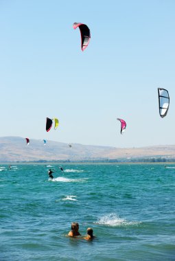 Kinneret Gölü 'nde gökyüzü sörfü