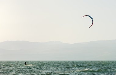 Kinneret Gölü 'nde gökyüzü sörfü