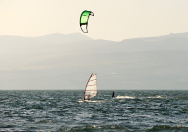 gökyüzü sörfü ve göl kinneret üzerinde sörf