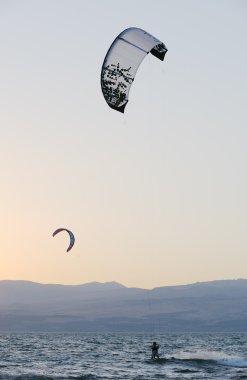 Kinneret Gölü 'nde gökyüzü sörfü