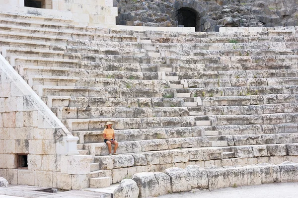 La mujer en el antiguo anfiteatro romano — Foto de Stock