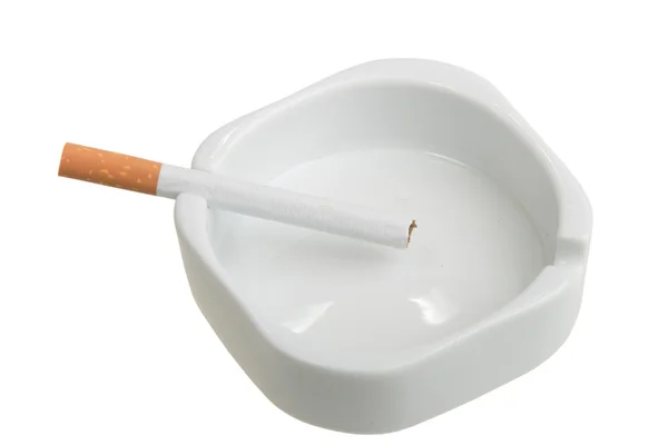 Біла попільничка з цигаркою — стокове фото