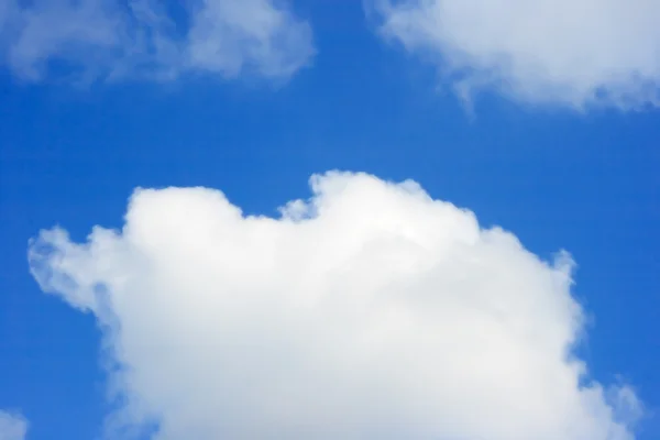 Nuvole bianche e cielo blu — Foto Stock