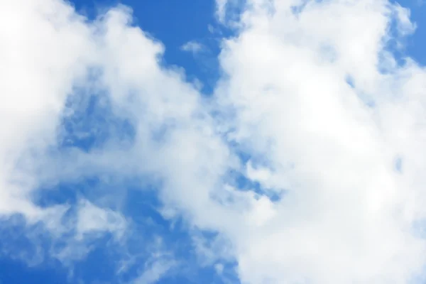 Vita moln och blå himmel — Stockfoto