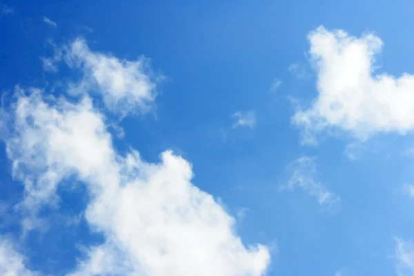 白い雲と青い空から抽象的な背景 — ストック写真