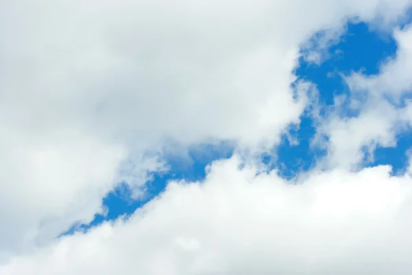 Тучи и голубое небо — стоковое фото