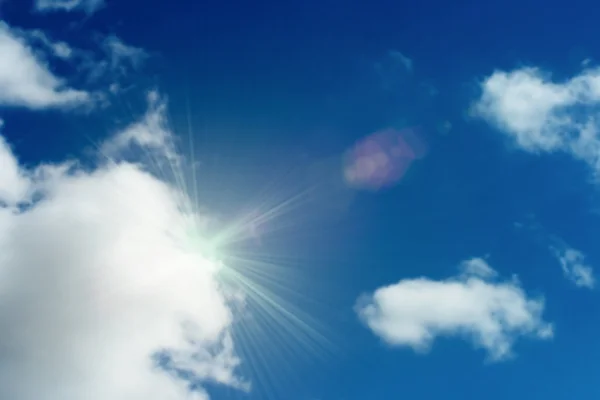 Koyu mavi gökyüzü ve bulutlar — Stok fotoğraf
