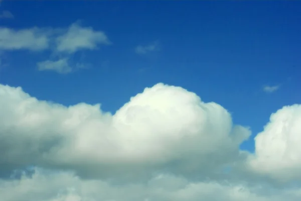 Achtergrond van witte wolken en lucht — Stockfoto
