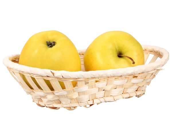 Två gula äpplen i korgen — Stockfoto
