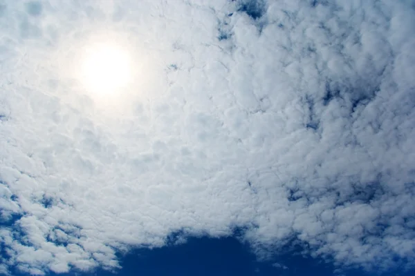 Vackra molnlandskap och sol — Stockfoto